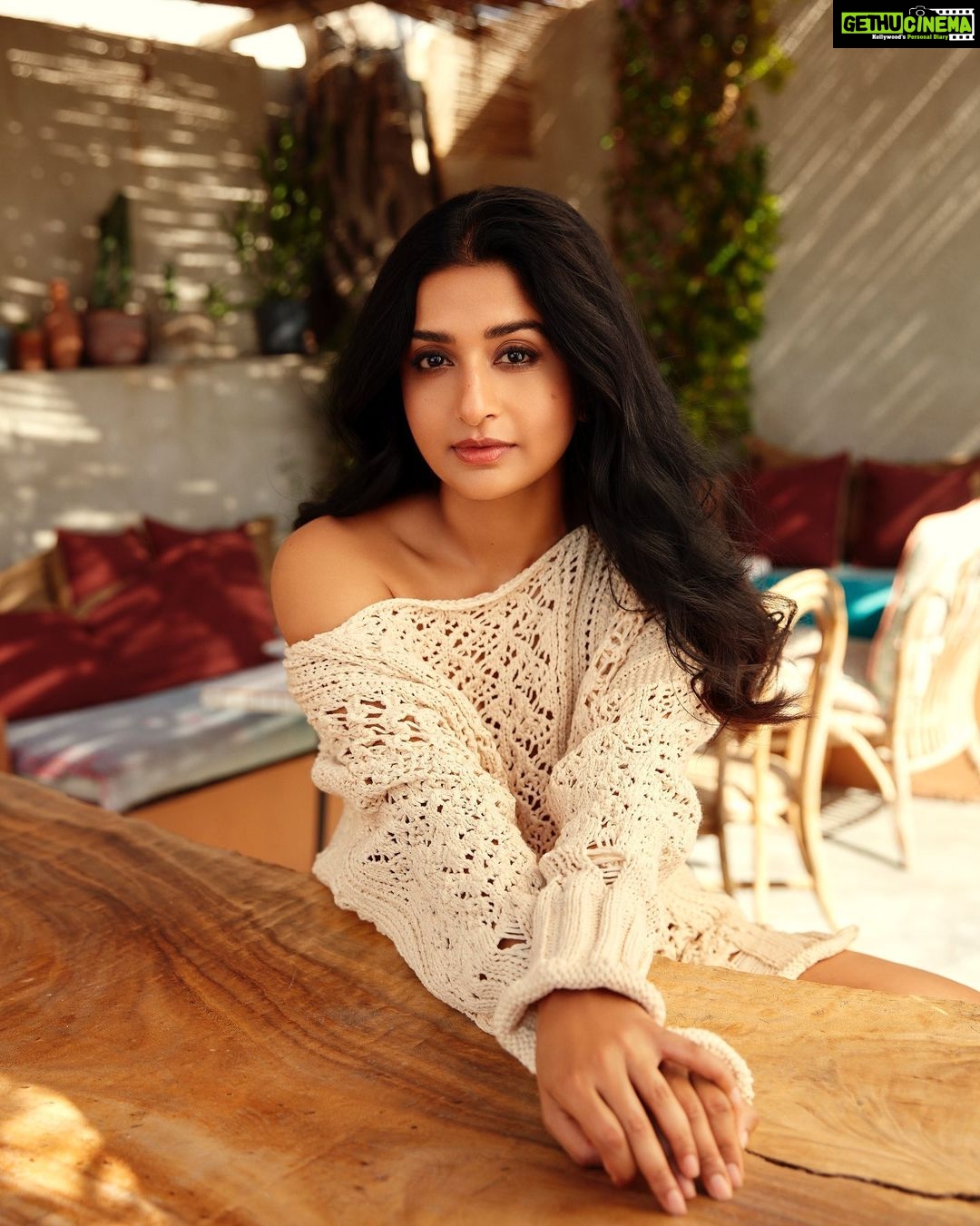 Meera Jasmine Instagram - Clarity is power π₯ Photography : @rahuljhangiani Styling : @soodpranav @sanya_sheth Makeup and hair : @jazmin_lois_rodriguez #ShootDiaries #MondayMood #MondayMotivation #OnwardsAndUpwards #MJ #MeeraJasmine