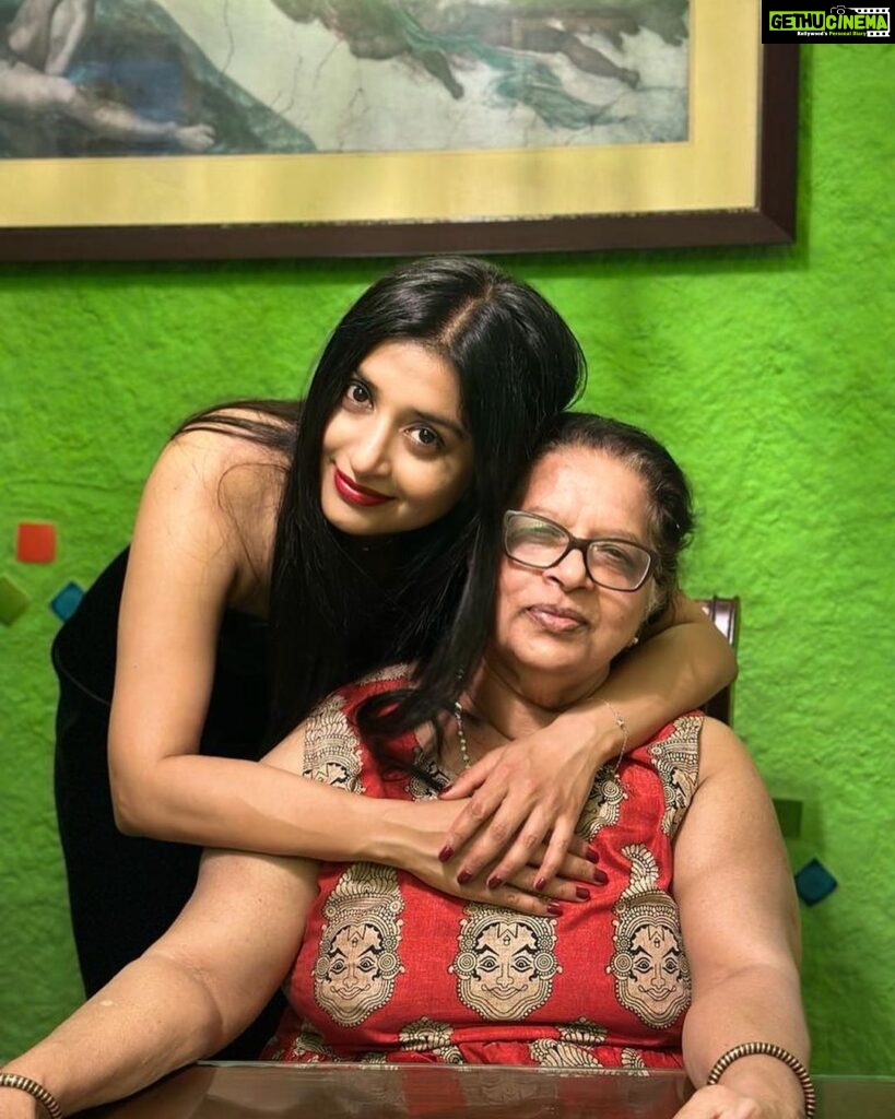 Meera Jasmine Instagram - Happiest of birthdays to our unwavering anchor who roots the being of everyone around us. We are because you are. I love you mummy 😘♾️🪐 #Family #BlessedWithTheBest #OnwardsAndUpwards #MJ