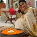 Meera Jasmine Instagram - സന്തോഷം🌼🌸സമൃദ്ധി🌸🌼സമാധാനം🌸🌼ഹൃദയം നിറയെ🌸🌼 Have a blessed Onam. Sending hugs and love 🤗💛 📸 @georgy.jph #Onam #OnamMood #FeelingFestive #OnwardsAndUpwards #MJ #MeeraJasmine