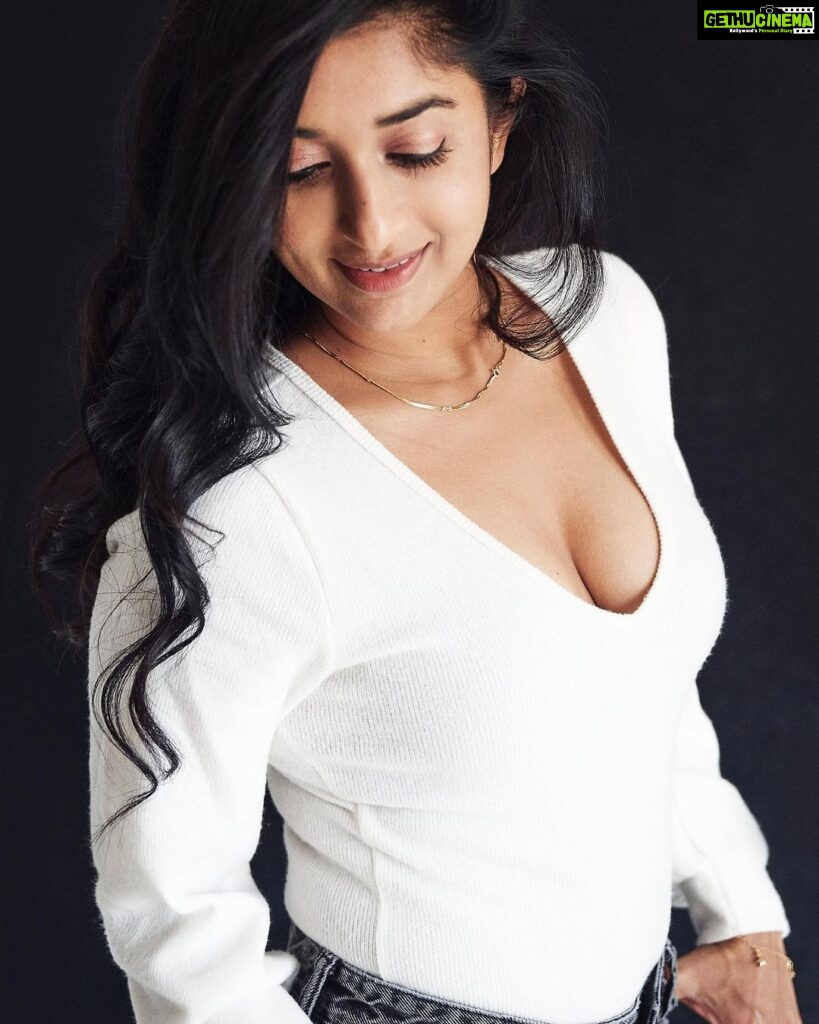 Meera Jasmine Instagram - The shining and affirmative energy of white 🤍 📸 @raoulxv #LoveForWhite #Denims #ShootDiaries #OnwardsAndUpwards #MeeraJasmine #MJ