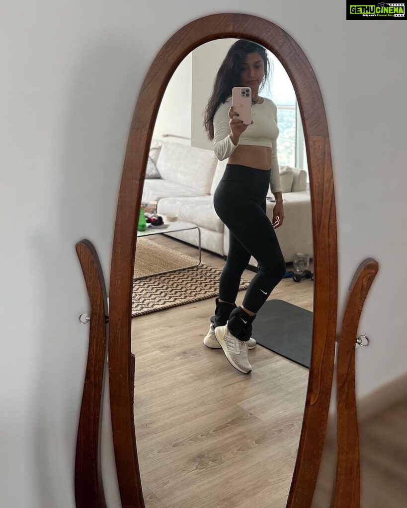 Meera Jasmine Instagram - Today,let’s talk to ourselves like as to someone we love 🤍🫶 #MondayMood #MondayMotivation #FitnessAndHealthJourney #MindfulMonday #OnwardsAndUpwards #MJ #MeeraJasmine