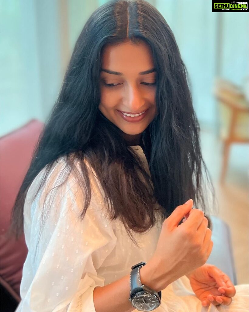 Meera Jasmine Instagram - Shape shifter vibes and heartwarming smiles 💖🦋 #Mood #WeekendIsHere #OnwardsAndUpwards #MeeraJasmine #MJ