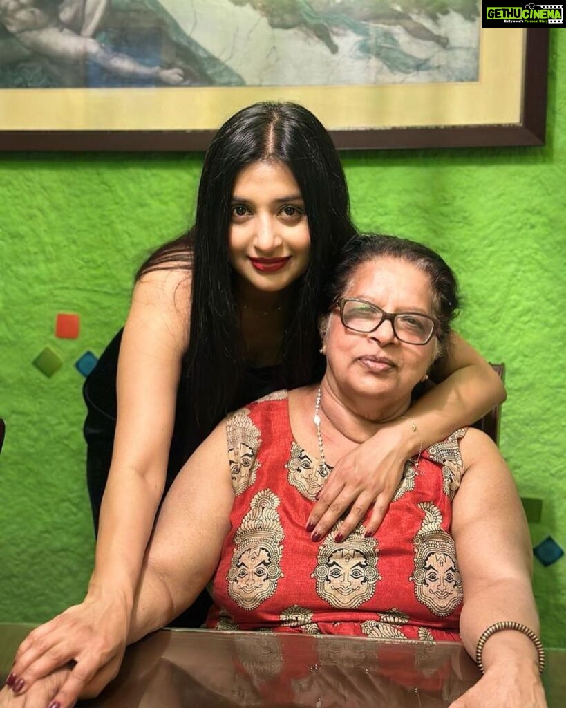Meera Jasmine Instagram - Happiest of birthdays to our unwavering anchor who roots the being of everyone around us. We are because you are. I love you mummy 😘♾️🪐 #Family #BlessedWithTheBest #OnwardsAndUpwards #MJ