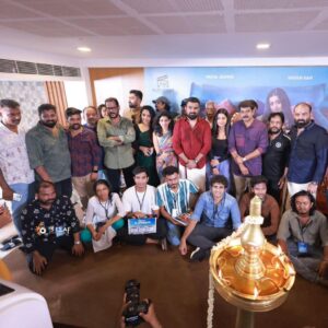 Meera Jasmine Instagram - The warmth of home coming and reminiscing on friendships that have lasted a lifetime. Such an amazing experience to reunite with @narainraam for Shri @padmakumarmanghat’s Queen Elizabeth. Looking forward to this journey as we tell this unassuming tale 🤍

#MalayalamMovie #QueenElizabeth #OnwardsAndUpwards #MJ #MeeraJasmine @mranjith_
@sreeram_manambarakkat #QueenElizabethMovie @pratheeshsekhar @3leaf_photography @queenelizabeth_movie