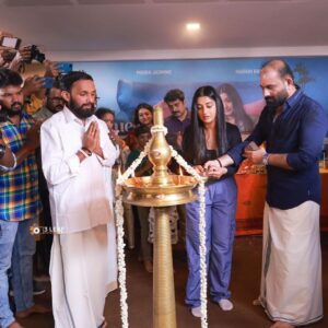 Meera Jasmine Instagram - The warmth of home coming and reminiscing on friendships that have lasted a lifetime. Such an amazing experience to reunite with @narainraam for Shri @padmakumarmanghat’s Queen Elizabeth. Looking forward to this journey as we tell this unassuming tale 🤍

#MalayalamMovie #QueenElizabeth #OnwardsAndUpwards #MJ #MeeraJasmine @mranjith_
@sreeram_manambarakkat #QueenElizabethMovie @pratheeshsekhar @3leaf_photography @queenelizabeth_movie