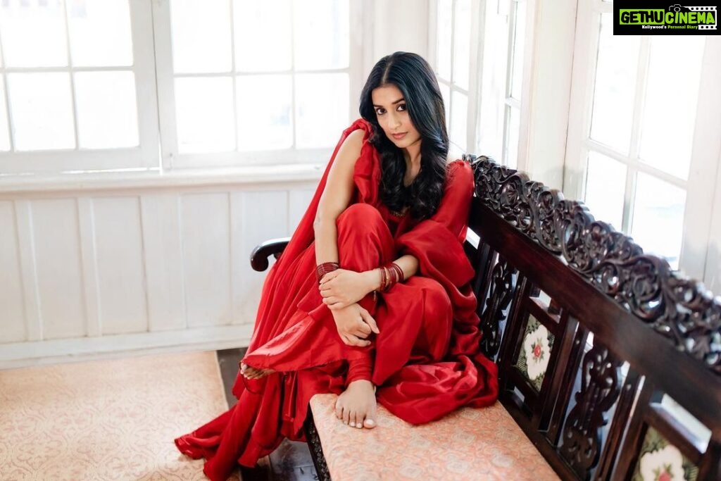 Meera Jasmine Instagram - In your light I learn how to love ♥ Rumi ♾ 📸 @arunvaiga 🎨 @unnips #Red #ValentinesDay #AllThingsLove #OnwardsAndUpwards #MJ #MeeraJasmine