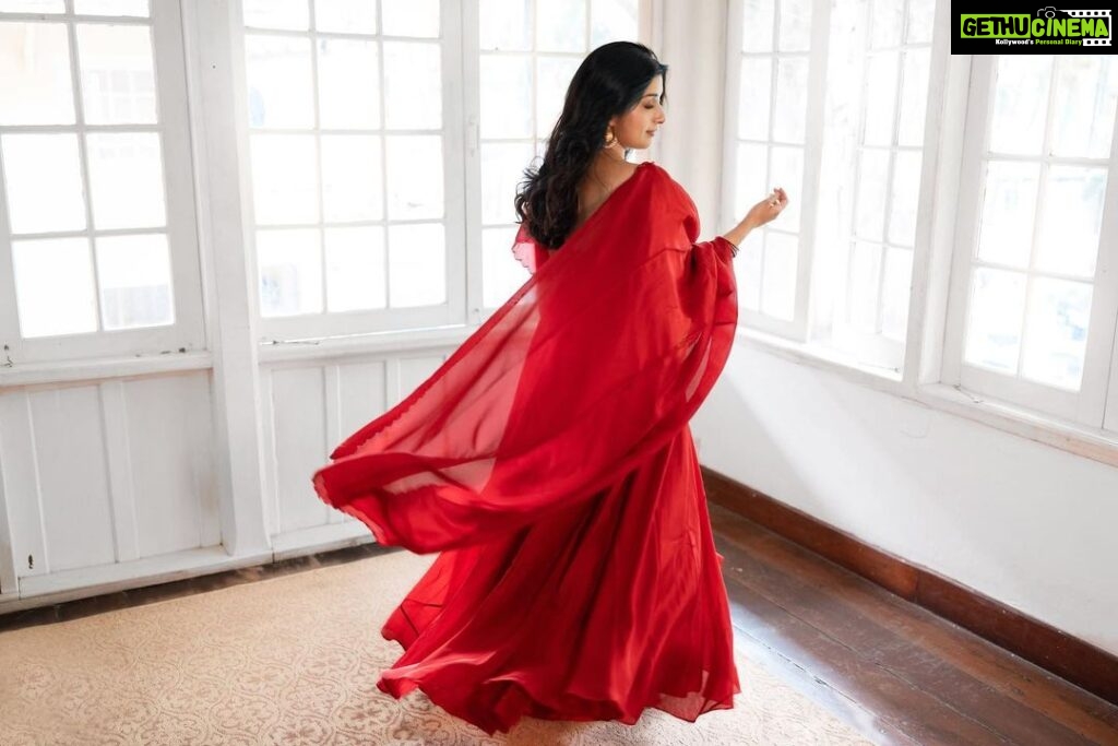 Meera Jasmine Instagram - In your light I learn how to love ♥️ Rumi ♾️ 📸 @arunvaiga 🎨 @unnips #Red #ValentinesDay #AllThingsLove #OnwardsAndUpwards #MJ #MeeraJasmine