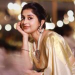Meera Jasmine Instagram – Looking at life from all angles possible ✨

📸 @arunvaiga 
🎨 @tinu_peter 

#GoldenLight #GoldenHour #JourneyInward #OnwardsAndUpwards #MJ #MeeraJasmine