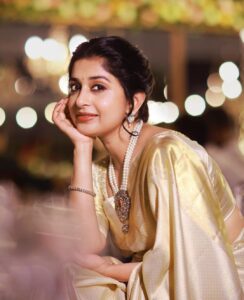 Meera Jasmine Instagram - Looking at life from all angles possible ✨

📸 @arunvaiga 
🎨 @tinu_peter 

#GoldenLight #GoldenHour #JourneyInward #OnwardsAndUpwards #MJ #MeeraJasmine