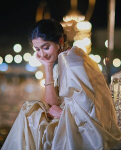 Meera Jasmine Instagram - Looking at life from all angles possible ✨

📸 @arunvaiga 
🎨 @tinu_peter 

#GoldenLight #GoldenHour #JourneyInward #OnwardsAndUpwards #MJ #MeeraJasmine