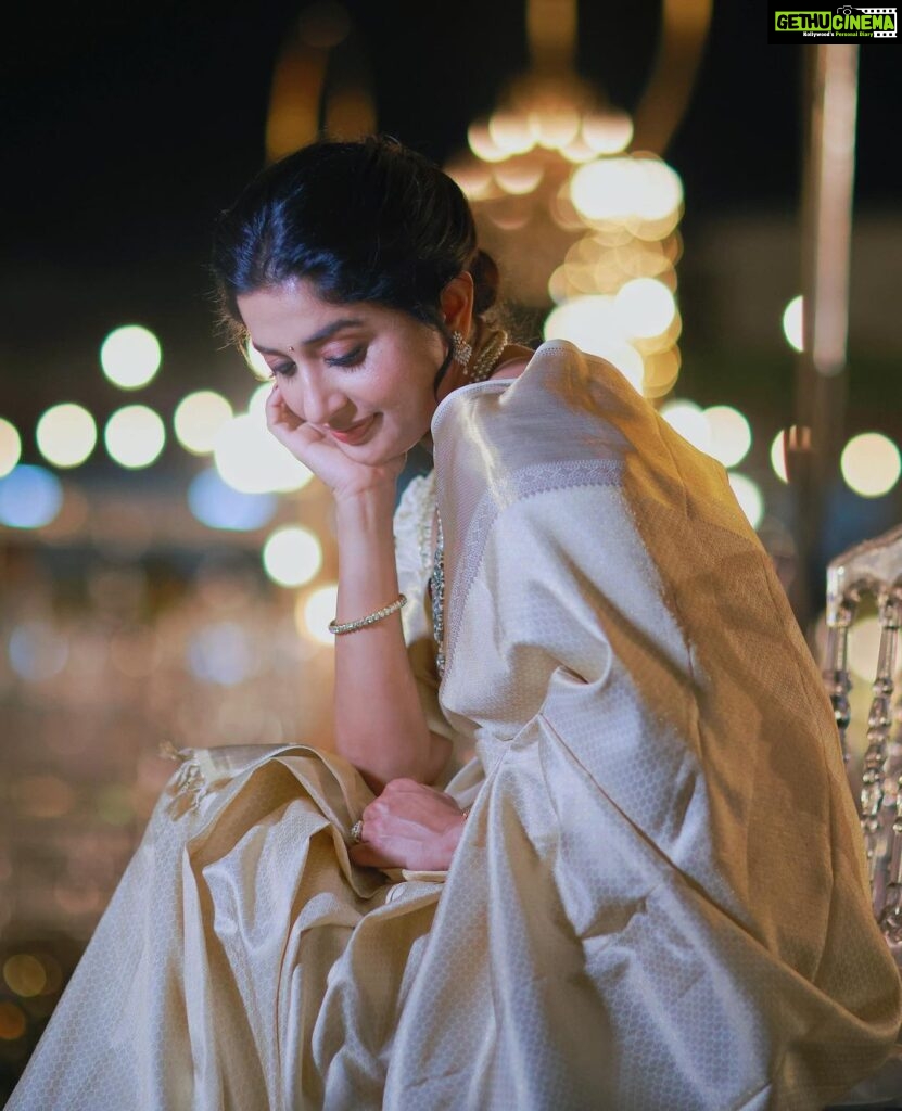 Meera Jasmine Instagram - Looking at life from all angles possible ✨ 📸 @arunvaiga 🎨 @tinu_peter #GoldenLight #GoldenHour #JourneyInward #OnwardsAndUpwards #MJ #MeeraJasmine