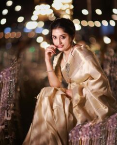 Meera Jasmine Instagram - Looking at life from all angles possible ✨

📸 @arunvaiga 
🎨 @tinu_peter 

#GoldenLight #GoldenHour #JourneyInward #OnwardsAndUpwards #MJ #MeeraJasmine