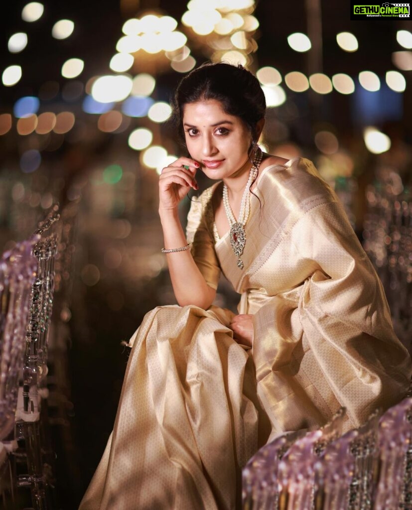 Meera Jasmine Instagram - Looking at life from all angles possible ✨ 📸 @arunvaiga 🎨 @tinu_peter #GoldenLight #GoldenHour #JourneyInward #OnwardsAndUpwards #MJ #MeeraJasmine