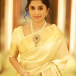 Meera Jasmine Instagram - Looking at life from all angles possible ✨ 📸 @arunvaiga 🎨 @tinu_peter #GoldenLight #GoldenHour #JourneyInward #OnwardsAndUpwards #MJ #MeeraJasmine
