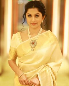 Meera Jasmine Instagram - Looking at life from all angles possible ✨

📸 @arunvaiga 
🎨 @tinu_peter 

#GoldenLight #GoldenHour #JourneyInward #OnwardsAndUpwards #MJ #MeeraJasmine