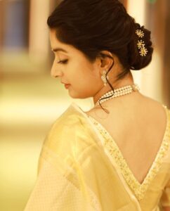 Meera Jasmine Instagram - Looking at life from all angles possible ✨

📸 @arunvaiga 
🎨 @tinu_peter 

#GoldenLight #GoldenHour #JourneyInward #OnwardsAndUpwards #MJ #MeeraJasmine