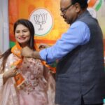 Megha Dhade Instagram – नमस्कार वंदे मातरम ! मला आपणास सगळ्यांना कळवण्यास अत्यंत आनंद होतोय की , तुम्हा सगळ्यांच्या आशीर्वादाने आणि शुभेच्छांनी मी माझा आवडता आणि जगातला सगळ्यात मोठा बलशाली पक्ष म्हणजेच भारतीय जनता पार्टीत रीतसर प्रवेश केला आहे . 
हे मी माझे अहोभाग्य समजते की काल ज्यांच्या उपस्थितीत माझी प्रवेश प्रक्रिया पार पडली ते भाजपचे महाराष्ट्र प्रदेश अध्यक्ष श्री चंद्रशेखर बावनकुळे साहेब , महाराष्ट्र प्रदेश सरचिटणीस श्री विक्रांत जी पाटील , महामंत्री श्री विजयजी चौधरी व सांस्कृतिक प्रकोष्टच्या महाराष्ट्र प्रदेश अध्यक्ष श्रीमती प्रियाताई बेर्डे यांच्या आशीर्वादाने व मार्गदर्शनाने हा प्रवेश प्रक्रियेचा कार्यक्रम पार पडला. आता वरिष्ठांच्या मार्गदर्शनाखाली छान कामगिरी करून दाखवायचीआहे . समाजसेवेसाठी घेतलेल्या व्रताचे आता पुरेपूर पालन करायचे आहे. एका सुदृढ आणि सुशिक्षित सुसंस्कृत समाजाचं जे आपलं ध्येय आहे ते घेऊन आता जोमात कामाला लागायचा आहे , तेव्हा तुम्हा सगळ्यांचे ही आशीर्वाद आणि शुभेच्छा कायम माझ्यासोबत असू द्या हीच विनंती आणि अपेक्षा आहे .
धन्यवाद . 
जय हिंद जय महाराष्ट्र जय शिवराय 🇮🇳🚩🙏 
#bjp #bjpmaharashtra #bhartiyajantaparty #narendramodiji #devendrafadnavis #chandrashekharbawankule #bjp4india #bjpindia #bjpmumbai  @prreeyaberde @ckbawankule @devendra_fadnavis @bjp4maharashtra @bjp4india @sudhir.mungantiwar