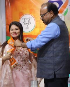 Megha Dhade Instagram - नमस्कार वंदे मातरम ! मला आपणास सगळ्यांना कळवण्यास अत्यंत आनंद होतोय की , तुम्हा सगळ्यांच्या आशीर्वादाने आणि शुभेच्छांनी मी माझा आवडता आणि जगातला सगळ्यात मोठा बलशाली पक्ष म्हणजेच भारतीय जनता पार्टीत रीतसर प्रवेश केला आहे . 
हे मी माझे अहोभाग्य समजते की काल ज्यांच्या उपस्थितीत माझी प्रवेश प्रक्रिया पार पडली ते भाजपचे महाराष्ट्र प्रदेश अध्यक्ष श्री चंद्रशेखर बावनकुळे साहेब , महाराष्ट्र प्रदेश सरचिटणीस श्री विक्रांत जी पाटील , महामंत्री श्री विजयजी चौधरी व सांस्कृतिक प्रकोष्टच्या महाराष्ट्र प्रदेश अध्यक्ष श्रीमती प्रियाताई बेर्डे यांच्या आशीर्वादाने व मार्गदर्शनाने हा प्रवेश प्रक्रियेचा कार्यक्रम पार पडला. आता वरिष्ठांच्या मार्गदर्शनाखाली छान कामगिरी करून दाखवायचीआहे . समाजसेवेसाठी घेतलेल्या व्रताचे आता पुरेपूर पालन करायचे आहे. एका सुदृढ आणि सुशिक्षित सुसंस्कृत समाजाचं जे आपलं ध्येय आहे ते घेऊन आता जोमात कामाला लागायचा आहे , तेव्हा तुम्हा सगळ्यांचे ही आशीर्वाद आणि शुभेच्छा कायम माझ्यासोबत असू द्या हीच विनंती आणि अपेक्षा आहे .
धन्यवाद . 
जय हिंद जय महाराष्ट्र जय शिवराय 🇮🇳🚩🙏 
#bjp #bjpmaharashtra #bhartiyajantaparty #narendramodiji #devendrafadnavis #chandrashekharbawankule #bjp4india #bjpindia #bjpmumbai  @prreeyaberde @ckbawankule @devendra_fadnavis @bjp4maharashtra @bjp4india @sudhir.mungantiwar