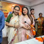 Megha Dhade Instagram – नमस्कार वंदे मातरम ! मला आपणास सगळ्यांना कळवण्यास अत्यंत आनंद होतोय की , तुम्हा सगळ्यांच्या आशीर्वादाने आणि शुभेच्छांनी मी माझा आवडता आणि जगातला सगळ्यात मोठा बलशाली पक्ष म्हणजेच भारतीय जनता पार्टीत रीतसर प्रवेश केला आहे . 
हे मी माझे अहोभाग्य समजते की काल ज्यांच्या उपस्थितीत माझी प्रवेश प्रक्रिया पार पडली ते भाजपचे महाराष्ट्र प्रदेश अध्यक्ष श्री चंद्रशेखर बावनकुळे साहेब , महाराष्ट्र प्रदेश सरचिटणीस श्री विक्रांत जी पाटील , महामंत्री श्री विजयजी चौधरी व सांस्कृतिक प्रकोष्टच्या महाराष्ट्र प्रदेश अध्यक्ष श्रीमती प्रियाताई बेर्डे यांच्या आशीर्वादाने व मार्गदर्शनाने हा प्रवेश प्रक्रियेचा कार्यक्रम पार पडला. आता वरिष्ठांच्या मार्गदर्शनाखाली छान कामगिरी करून दाखवायचीआहे . समाजसेवेसाठी घेतलेल्या व्रताचे आता पुरेपूर पालन करायचे आहे. एका सुदृढ आणि सुशिक्षित सुसंस्कृत समाजाचं जे आपलं ध्येय आहे ते घेऊन आता जोमात कामाला लागायचा आहे , तेव्हा तुम्हा सगळ्यांचे ही आशीर्वाद आणि शुभेच्छा कायम माझ्यासोबत असू द्या हीच विनंती आणि अपेक्षा आहे .
धन्यवाद . 
जय हिंद जय महाराष्ट्र जय शिवराय 🇮🇳🚩🙏 
#bjp #bjpmaharashtra #bhartiyajantaparty #narendramodiji #devendrafadnavis #chandrashekharbawankule #bjp4india #bjpindia #bjpmumbai  @prreeyaberde @ckbawankule @devendra_fadnavis @bjp4maharashtra @bjp4india @sudhir.mungantiwar