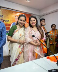 Megha Dhade Instagram - नमस्कार वंदे मातरम ! मला आपणास सगळ्यांना कळवण्यास अत्यंत आनंद होतोय की , तुम्हा सगळ्यांच्या आशीर्वादाने आणि शुभेच्छांनी मी माझा आवडता आणि जगातला सगळ्यात मोठा बलशाली पक्ष म्हणजेच भारतीय जनता पार्टीत रीतसर प्रवेश केला आहे . 
हे मी माझे अहोभाग्य समजते की काल ज्यांच्या उपस्थितीत माझी प्रवेश प्रक्रिया पार पडली ते भाजपचे महाराष्ट्र प्रदेश अध्यक्ष श्री चंद्रशेखर बावनकुळे साहेब , महाराष्ट्र प्रदेश सरचिटणीस श्री विक्रांत जी पाटील , महामंत्री श्री विजयजी चौधरी व सांस्कृतिक प्रकोष्टच्या महाराष्ट्र प्रदेश अध्यक्ष श्रीमती प्रियाताई बेर्डे यांच्या आशीर्वादाने व मार्गदर्शनाने हा प्रवेश प्रक्रियेचा कार्यक्रम पार पडला. आता वरिष्ठांच्या मार्गदर्शनाखाली छान कामगिरी करून दाखवायचीआहे . समाजसेवेसाठी घेतलेल्या व्रताचे आता पुरेपूर पालन करायचे आहे. एका सुदृढ आणि सुशिक्षित सुसंस्कृत समाजाचं जे आपलं ध्येय आहे ते घेऊन आता जोमात कामाला लागायचा आहे , तेव्हा तुम्हा सगळ्यांचे ही आशीर्वाद आणि शुभेच्छा कायम माझ्यासोबत असू द्या हीच विनंती आणि अपेक्षा आहे .
धन्यवाद . 
जय हिंद जय महाराष्ट्र जय शिवराय 🇮🇳🚩🙏 
#bjp #bjpmaharashtra #bhartiyajantaparty #narendramodiji #devendrafadnavis #chandrashekharbawankule #bjp4india #bjpindia #bjpmumbai  @prreeyaberde @ckbawankule @devendra_fadnavis @bjp4maharashtra @bjp4india @sudhir.mungantiwar