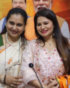 Megha Dhade Instagram - नमस्कार वंदे मातरम ! मला आपणास सगळ्यांना कळवण्यास अत्यंत आनंद होतोय की , तुम्हा सगळ्यांच्या आशीर्वादाने आणि शुभेच्छांनी मी माझा आवडता आणि जगातला सगळ्यात मोठा बलशाली पक्ष म्हणजेच भारतीय जनता पार्टीत रीतसर प्रवेश केला आहे . 
हे मी माझे अहोभाग्य समजते की काल ज्यांच्या उपस्थितीत माझी प्रवेश प्रक्रिया पार पडली ते भाजपचे महाराष्ट्र प्रदेश अध्यक्ष श्री चंद्रशेखर बावनकुळे साहेब , महाराष्ट्र प्रदेश सरचिटणीस श्री विक्रांत जी पाटील , महामंत्री श्री विजयजी चौधरी व सांस्कृतिक प्रकोष्टच्या महाराष्ट्र प्रदेश अध्यक्ष श्रीमती प्रियाताई बेर्डे यांच्या आशीर्वादाने व मार्गदर्शनाने हा प्रवेश प्रक्रियेचा कार्यक्रम पार पडला. आता वरिष्ठांच्या मार्गदर्शनाखाली छान कामगिरी करून दाखवायचीआहे . समाजसेवेसाठी घेतलेल्या व्रताचे आता पुरेपूर पालन करायचे आहे. एका सुदृढ आणि सुशिक्षित सुसंस्कृत समाजाचं जे आपलं ध्येय आहे ते घेऊन आता जोमात कामाला लागायचा आहे , तेव्हा तुम्हा सगळ्यांचे ही आशीर्वाद आणि शुभेच्छा कायम माझ्यासोबत असू द्या हीच विनंती आणि अपेक्षा आहे .
धन्यवाद . 
जय हिंद जय महाराष्ट्र जय शिवराय 🇮🇳🚩🙏 
#bjp #bjpmaharashtra #bhartiyajantaparty #narendramodiji #devendrafadnavis #chandrashekharbawankule #bjp4india #bjpindia #bjpmumbai  @prreeyaberde @ckbawankule @devendra_fadnavis @bjp4maharashtra @bjp4india @sudhir.mungantiwar