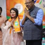 Megha Dhade Instagram – नमस्कार वंदे मातरम ! मला आपणास सगळ्यांना कळवण्यास अत्यंत आनंद होतोय की , तुम्हा सगळ्यांच्या आशीर्वादाने आणि शुभेच्छांनी मी माझा आवडता आणि जगातला सगळ्यात मोठा बलशाली पक्ष म्हणजेच भारतीय जनता पार्टीत रीतसर प्रवेश केला आहे . 
हे मी माझे अहोभाग्य समजते की काल ज्यांच्या उपस्थितीत माझी प्रवेश प्रक्रिया पार पडली ते भाजपचे महाराष्ट्र प्रदेश अध्यक्ष श्री चंद्रशेखर बावनकुळे साहेब , महाराष्ट्र प्रदेश सरचिटणीस श्री विक्रांत जी पाटील , महामंत्री श्री विजयजी चौधरी व सांस्कृतिक प्रकोष्टच्या महाराष्ट्र प्रदेश अध्यक्ष श्रीमती प्रियाताई बेर्डे यांच्या आशीर्वादाने व मार्गदर्शनाने हा प्रवेश प्रक्रियेचा कार्यक्रम पार पडला. आता वरिष्ठांच्या मार्गदर्शनाखाली छान कामगिरी करून दाखवायचीआहे . समाजसेवेसाठी घेतलेल्या व्रताचे आता पुरेपूर पालन करायचे आहे. एका सुदृढ आणि सुशिक्षित सुसंस्कृत समाजाचं जे आपलं ध्येय आहे ते घेऊन आता जोमात कामाला लागायचा आहे , तेव्हा तुम्हा सगळ्यांचे ही आशीर्वाद आणि शुभेच्छा कायम माझ्यासोबत असू द्या हीच विनंती आणि अपेक्षा आहे .
धन्यवाद . 
जय हिंद जय महाराष्ट्र जय शिवराय 🇮🇳🚩🙏 
#bjp #bjpmaharashtra #bhartiyajantaparty #narendramodiji #devendrafadnavis #chandrashekharbawankule #bjp4india #bjpindia #bjpmumbai  @prreeyaberde @ckbawankule @devendra_fadnavis @bjp4maharashtra @bjp4india @sudhir.mungantiwar