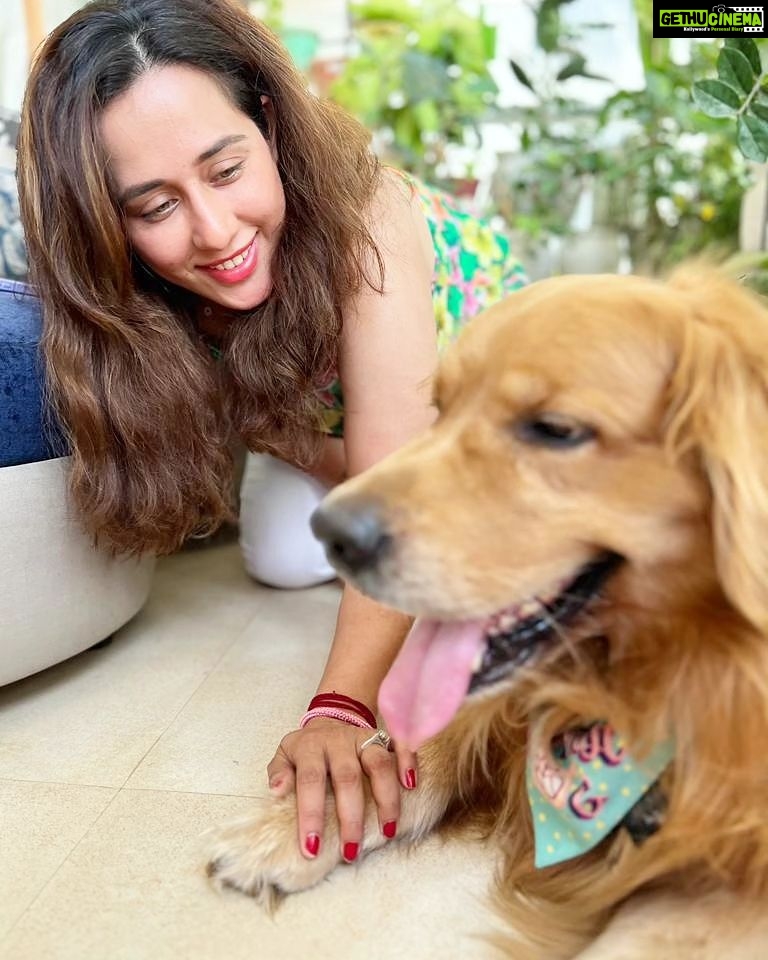 Megha Dhade Instagram - Let the good times roll. Yummy food, Great Talks with @meghadhade ❤️ and loads of hugs from Leo my fav🐶 . . #TejaswiniLonari #MeghaDhade #Bonding #Friends #goodtalk #doglovers #animallover #leo #hugs #besties#actors #instagood #instagram #foodie #photography #fun #love #lifestyle Mumbai - मुंबई
