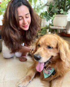 Megha Dhade Instagram - Let the good times roll.
Yummy food, Great Talks with 
@meghadhade ❤️ and loads of hugs from Leo my fav🐶
.
.

#TejaswiniLonari #MeghaDhade #Bonding #Friends #goodtalk #doglovers #animallover #leo #hugs #besties#actors #instagood #instagram #foodie #photography #fun #love #lifestyle