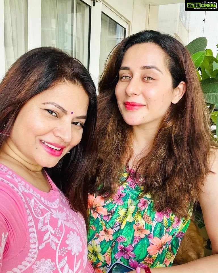 Megha Dhade Instagram - Let the good times roll. Yummy food, Great Talks with @meghadhade ❤️ and loads of hugs from Leo my fav🐶 . . #TejaswiniLonari #MeghaDhade #Bonding #Friends #goodtalk #doglovers #animallover #leo #hugs #besties#actors #instagood #instagram #foodie #photography #fun #love #lifestyle Mumbai - मुंबई