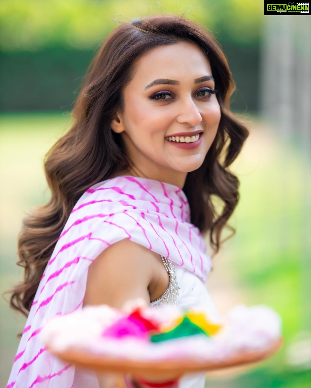 Mimi Chakraborty Instagram - Happppyyyyy holi. Play well, play safe, play with responsibility, don’t colour the pets🙏. #happyholi