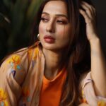 Mimi Chakraborty Instagram - Beauty begins the moment you decide to be yourself✌️🌻 FYI: This is a raw file, i loved and i posted, ppl who are here in my gram by now are aware of the fact that i am not an advocate of photoshop surely some colour corrections are there like light enhancements nd background colour adjustments.That osmosis of waist line nd body nd face nahh not my thing. Definitely i had my insecurities, I had put my body through worst,( fad diets, starvation, injections)was so self critical never liked a picture of mine, zoomed in to find a flaw( bcoz someone told me i was mediocre, some1 told me i was dark, Some1 told me i lack x factor, i m fat nd not nd not meant to be here, i don’t look like others (glam). But life and my journey nd time taught so much, where these things dosen’t matter. Today if i have a pimple bad skin bloating or a scar on my body i embrace it,i like to project it that way bcoz yes we are humans. That unnecessary standards which we put up for the world is hoax, beauty begins the day u love ppl are kind to them and is kind to yourself.That confidence that smile makes you what you are. So believing in that porcelain skin nd that 24 inches waist most of the time isn’t true.Love yourself, love your body embrace it, it is keeping u alive like doing things ( pumping blood, digesting ur food, making u breathe and a lot more than we know.) Why i am writing this??? Reminder we are all HUMANS🙏 And yes COMMENT SECTION you have a huge impact so if u can’t write good don’t even write something bad, u don’t know what someone is going through. Only coz a picture is happy dosen’t mean everything 🙏. Cheers to life🌻 Ok byee