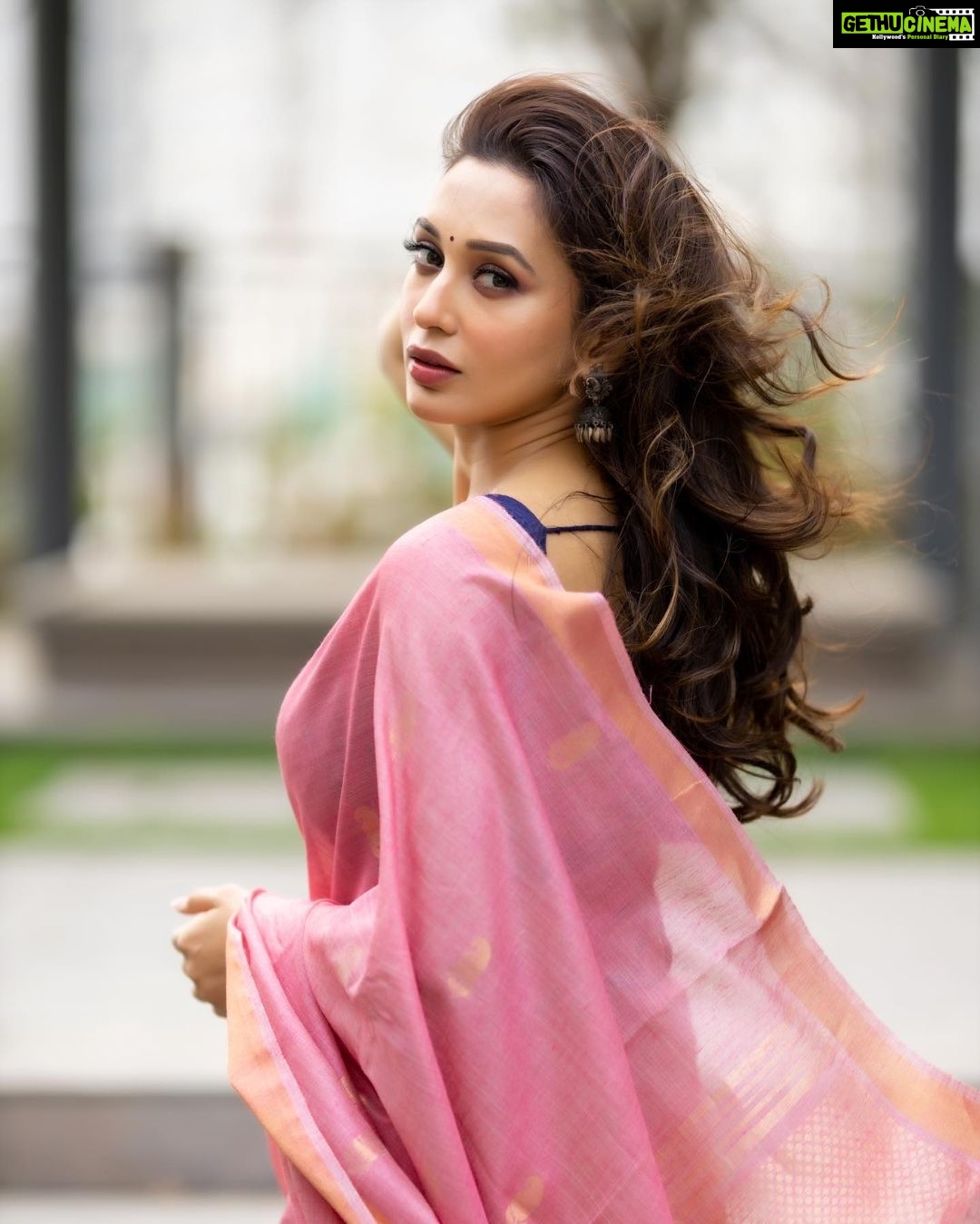 Mimi Chakraborty Instagram - Hawayein teej thi aur dhaarkeneh bhi🌻