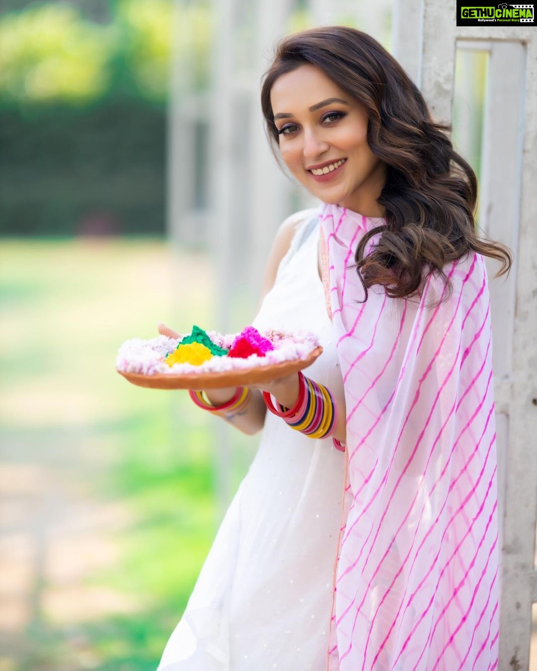 Mimi Chakraborty Instagram - Happppyyyyy holi. Play well, play safe, play with responsibility, don’t colour the pets🙏. #happyholi