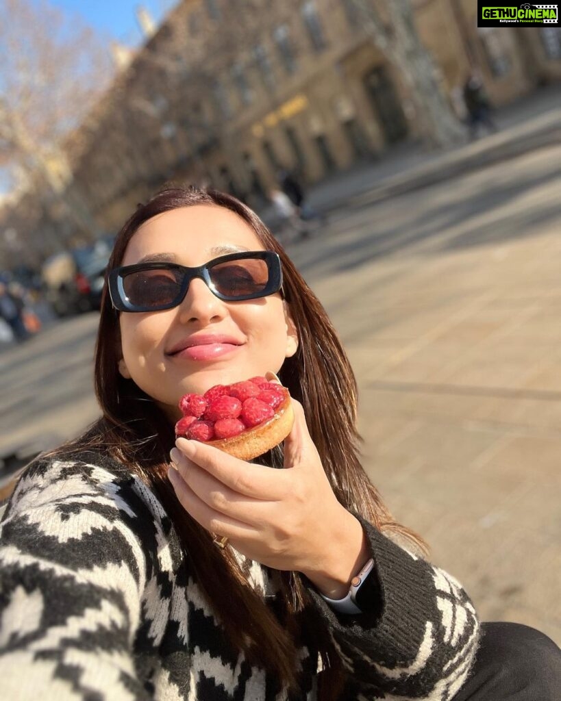 Mimi Chakraborty Instagram - Be your own valentine.Love urself ❤️ Happy valentines day ❤️🧚🏻‍♂️💐aah yeah from the city of love no big deal😉