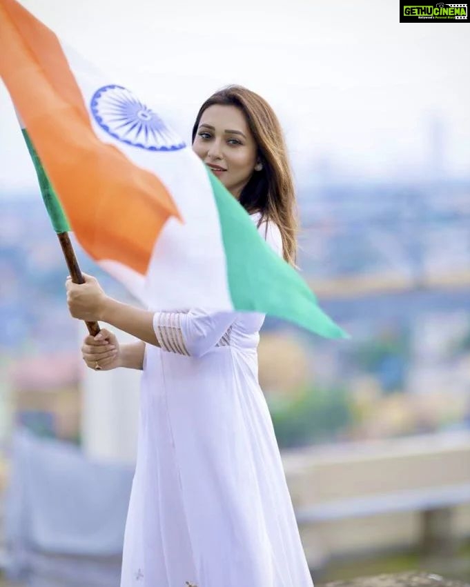 Mimi Chakraborty Instagram - Freedom of thought, Strength in our convictions & Pride in our heritage. India is the biggest democratic country. So let us all come together and celebrate the spirit of unity, patriotism & democracy unitedly. #HappyRepublicDay 🇮🇳