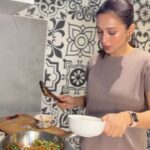 Mimi Chakraborty Instagram - Sharing my go to meal with you all.Let me know whats your’s. Do tag me and @parivaarbysubham @svfbrands and we will share your videos. You might end up cooking with me too🌾✌️🕰️