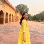 Mimi Chakraborty Instagram - Zindagi ek hai aur Jini hai, Kyun na lamhon main jiyeh,har pal koh Sahwareh pyaar seh♥️