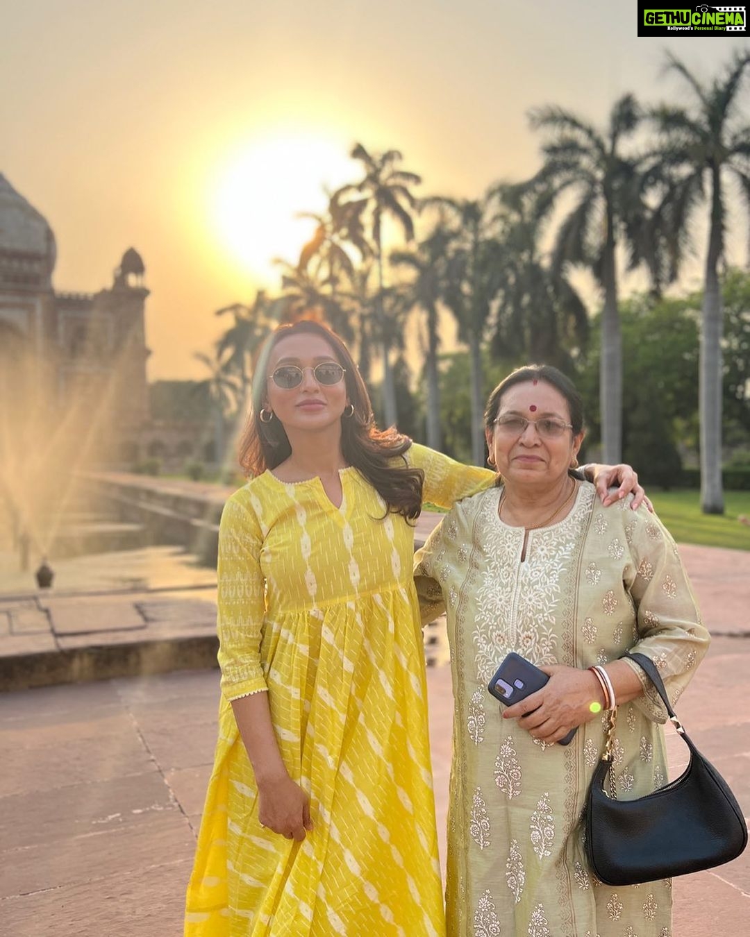 Mimi Chakraborty Instagram - Maa🧚🏻♀️ #happymothersday to all MOTHERS out there. Dude Pet mother’s shuld also be taken into account, so wish us too🥰 🐕