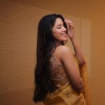Mirnalini Ravi Instagram – Draped yellow 💛

@samyakksarees @momentousfotography @laxmirah_themakeupartist
