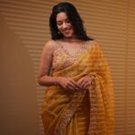 Mirnalini Ravi Instagram – Draped yellow 💛
@samyakksarees @momentousfotography @laxmirah_themakeupartist