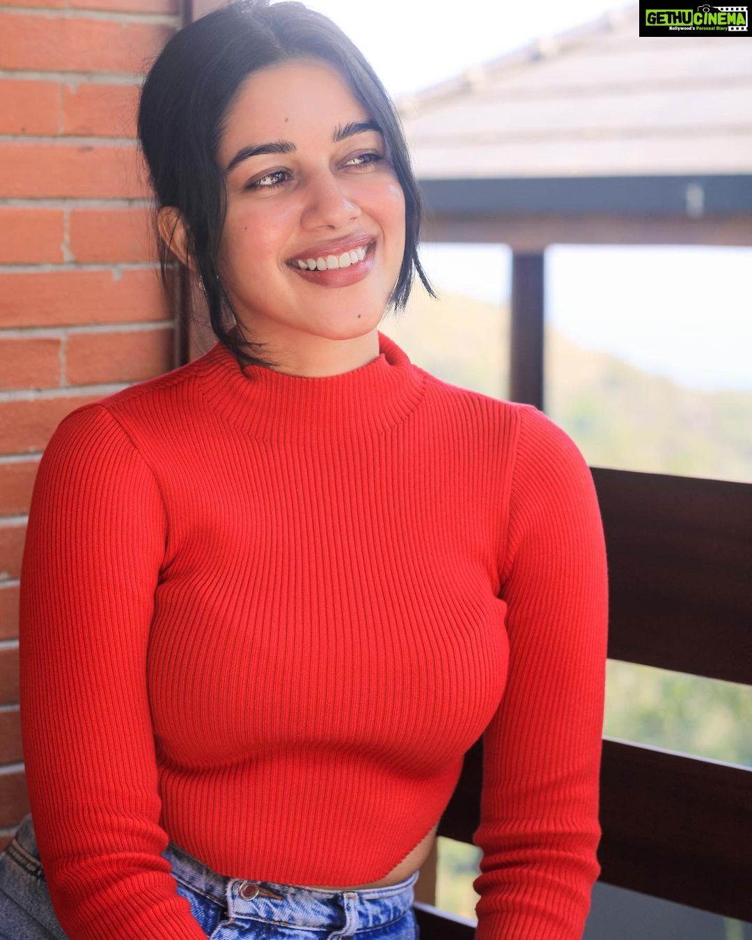 Mirnalini Ravi - 200.9K Likes - “Let everything you do be done in love”
Happy Easter 🐣 ♥️
Pc @sanjai_sukumar06