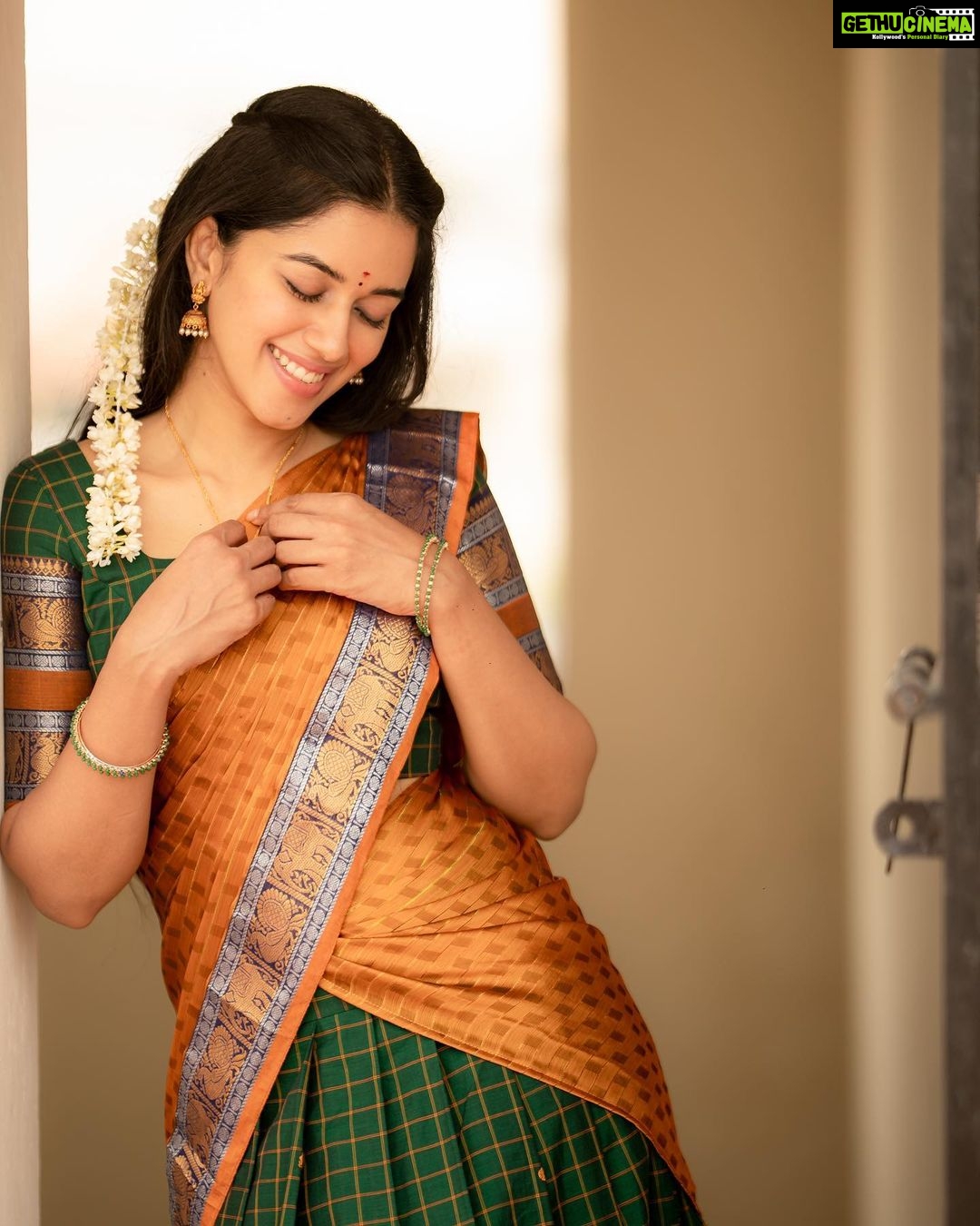Mirnalini Ravi - 237.4K Likes - May this Ugadi bring peace and balance to your life. Wishing you a Happy Ugadi🔥☀️🪔
@ivalinmabia
@camerasenthil
@saranyamakeupartistry
@mani_stylist_
@rrajeshananda