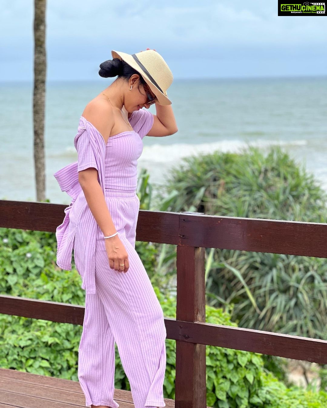 Mirnalini Ravi Instagram - Birthday dump π#WHOLESOME π Exactly how i wanted my Birthdayπ Wearing a loungewear πalong with family, Poolside πββοΈ viewing the ocean hearing the waves splash π and feeling the nicest breeze π #Grateful for all the Love β€οΈ π§Ώ Thank you @jetwinghotels @madura_travel_service π Jetwing Lighthouse Hotel & Spa