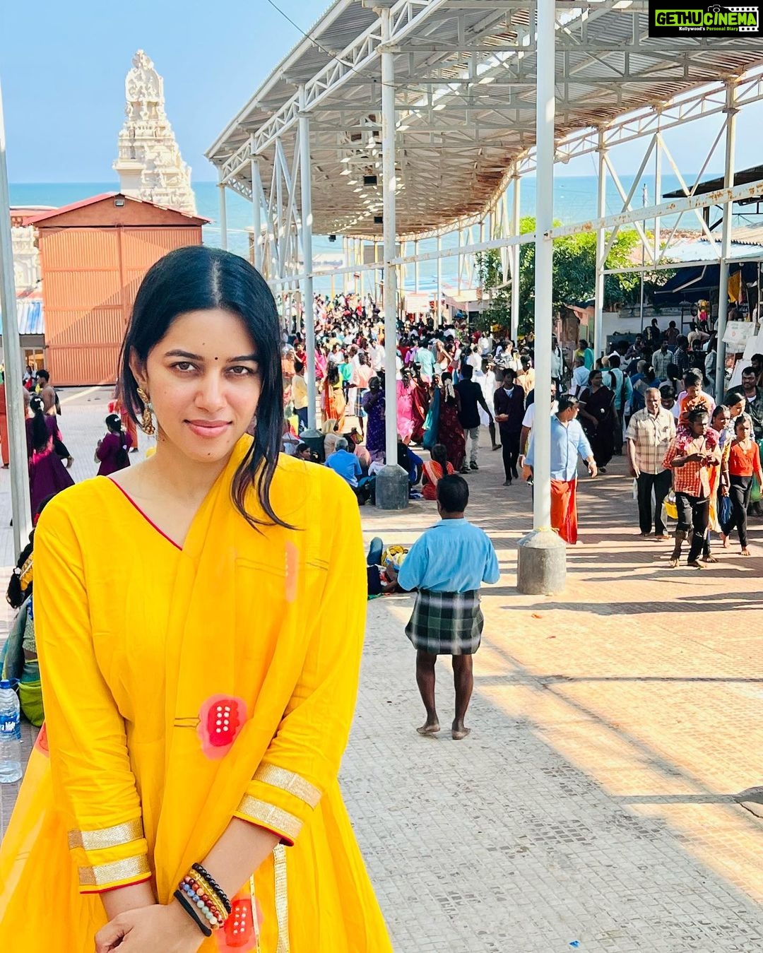 Mirnalini Ravi Instagram - How my 2023 began 💛 #arogara🙏 Thiruchendur Murugan temple