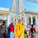 Mirnalini Ravi Instagram - How my 2023 began 💛 #arogara🙏 Thiruchendur Murugan temple