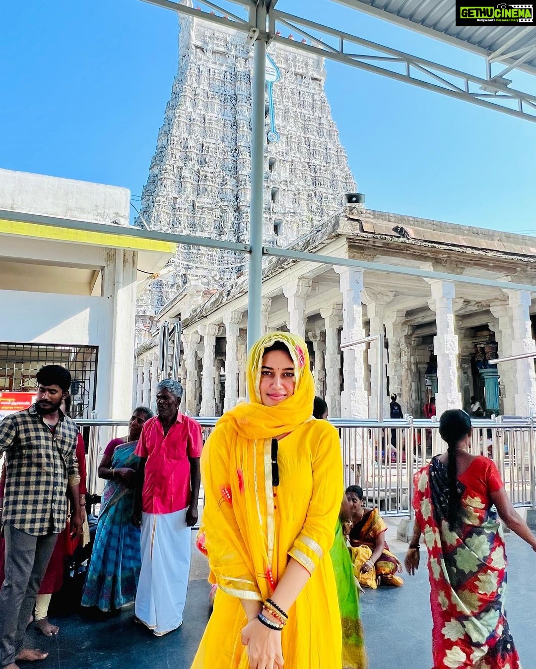 Mirnalini Ravi Instagram - How my 2023 began 💛 #arogara🙏 Thiruchendur Murugan temple