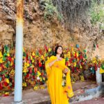 Mirnalini Ravi Instagram - How my 2023 began 💛 #arogara🙏 Thiruchendur Murugan temple