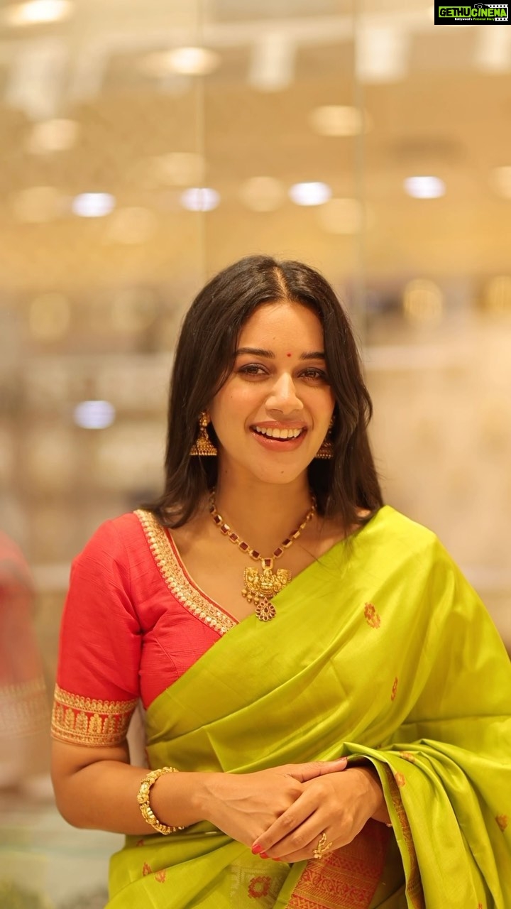 Mirnalini Ravi Instagram - Are wedding bells ringing in your home soon? Wondering how to shop for quality products at affordable prices without any stress? Worry not! Super Saravana Stores, India’s biggest wedding shopping destination, is here to make your bridal dreams come true! To make your wedding even more special, they’ve got a spectacular offer just for you! Shop for more than 50,000 rupees and get 30 grams worth of silver coins for free today. So, what are you waiting for? @supersaravanastores @superjewelleryindia #wedding #weddingsarees #weddingsaree #bridallehengas #weddingseason #bridalstyle #bridaltrends #indianbride #tamilbride #modernbride #bridalwear #bridal #bridalsuits #embroidery #fashion #womenswear #menswear #womensfashion #kidswear #2023 #sale #collections #festiveseason