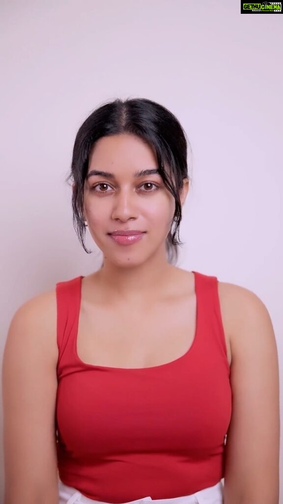 Mirnalini Ravi Instagram - #AD Revealing my cult-favorite base routine for all holiday occasions, all you have to do is Pat-Swipe-Set! With the Glycolic Bright Serum & Infallible 24Hr Freshwear Foundation In A Powder, acing your winter base has never been easier. On which occasions would you use this Pat-Swipe-Set Routine? Let us know in the comments below with the hashtag #PatSwipeSetWithLOrealParis @lorealparis and win some exciting Makeup and Skin goodies by L’Oreal Paris.