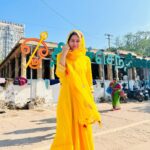 Mirnalini Ravi Instagram - How my 2023 began 💛 #arogara🙏 Thiruchendur Murugan temple